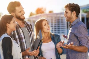 Giới thiệu bản thân trong tình huống đời thường