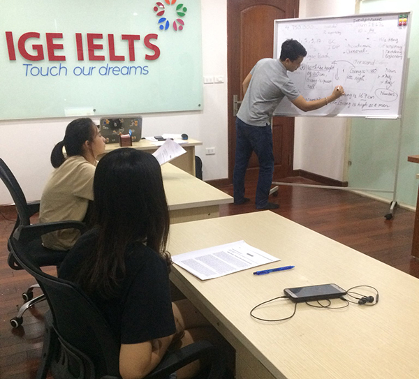 Lớp IELTS 1 kèm 1 tại IGE IELTS có gì khác biệt?