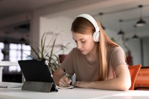 Phân biệt giữa học “nghe chép chính tả” và “nghe đoán ý” trong IELTS Listening