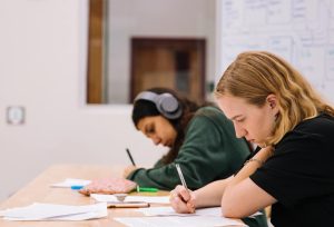 Vì sao nhiều học sinh chọn IELTS thay vì TOEFL?